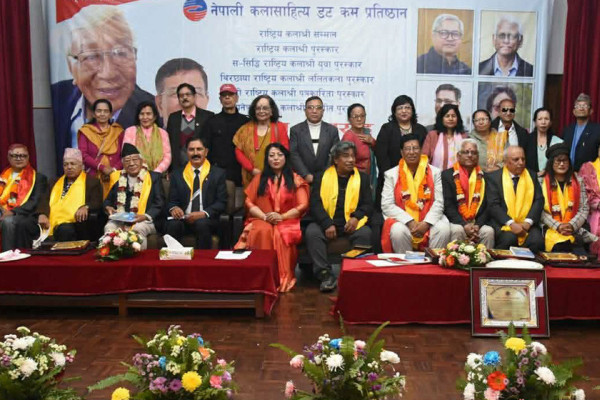 नेपाली कलासाहित्य डट कम प्रतिष्ठानबाट स्रष्टाहरू सम्मानित